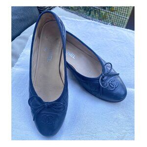 CHANEL Navy Quilted Calfskin Ballerina flats (RARE color!)